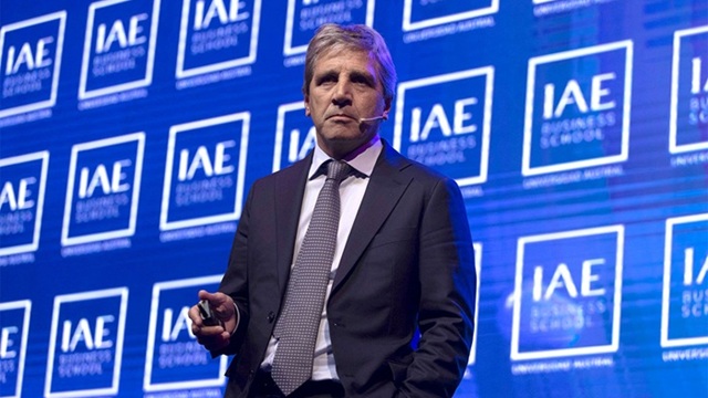 Luis-Caputo-en-el-IAE-Summit-2025