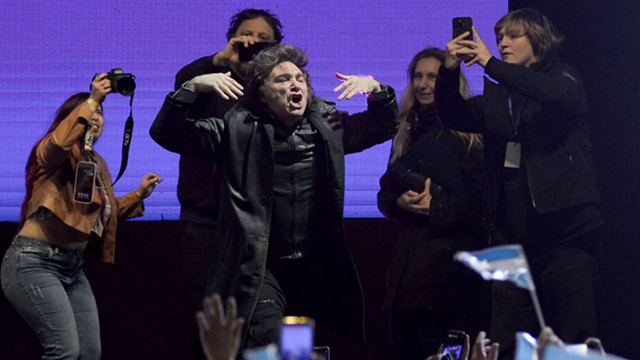 Javier Milei festejando en escenario