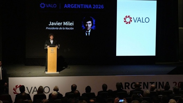 Milei en discurso en atril