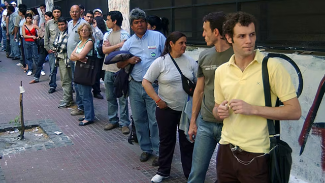 Desempleados haciendo fila