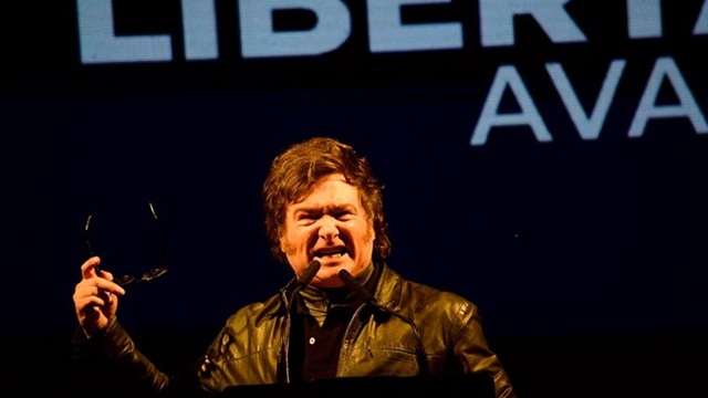 Milei en discurso en atril en acto de LLA